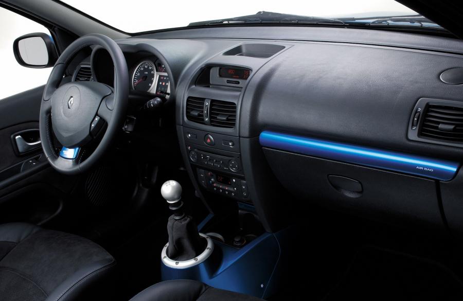  Renault Clio V6 Sport 2003 года  (фото 2 из 5)